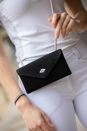 Penelope_Mesh_Phone_Pocket
